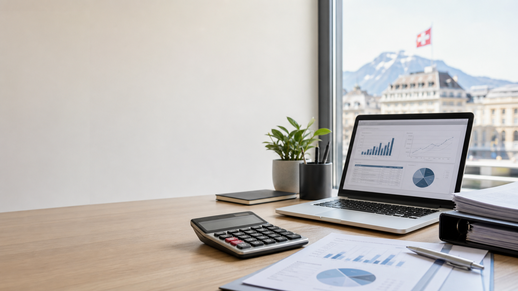 Moderner Arbeitsplatz mit Unterlagen, Laptop und Rechner